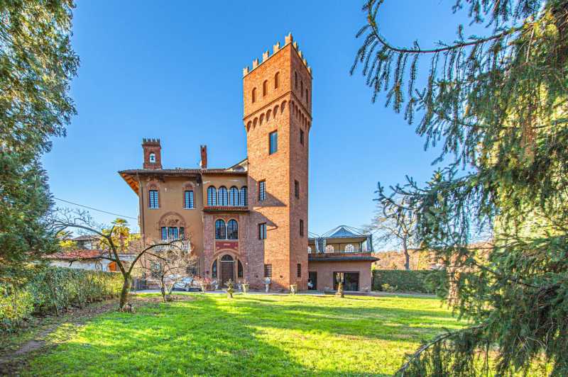 Lujoso castillo en venta en Bogomanero.