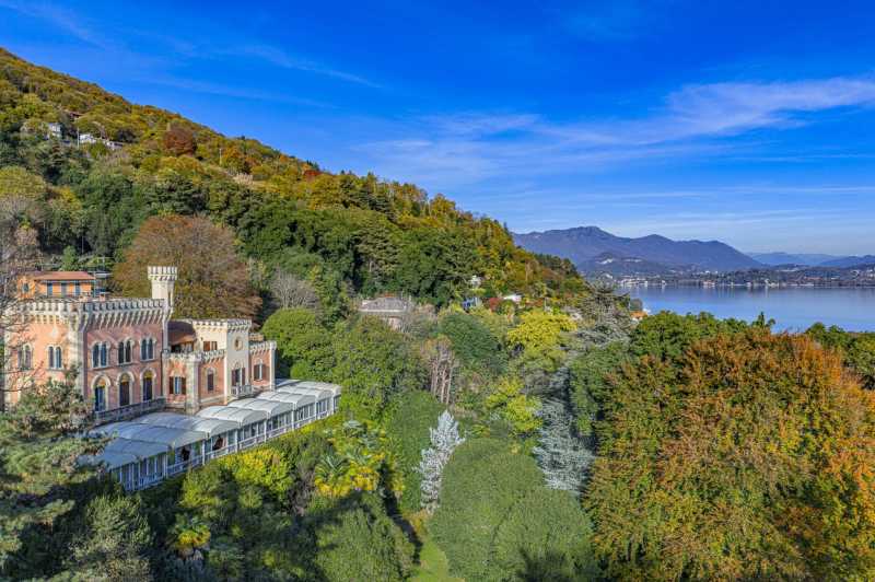Una villa histórica de lujo en el lago Maggiore.
