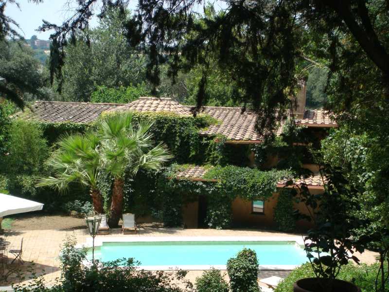 Villa histórica en alquiler en una prestigiosa residencia en Roma.