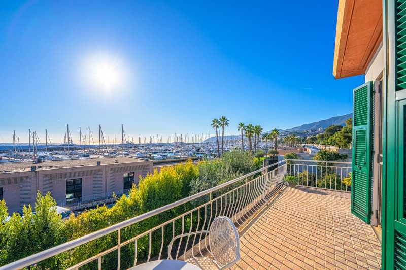 Se vende una elegante villa junto al mar en San Remo.