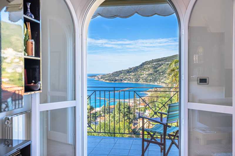 Ático con vista al mar en Ospedaletti en venta