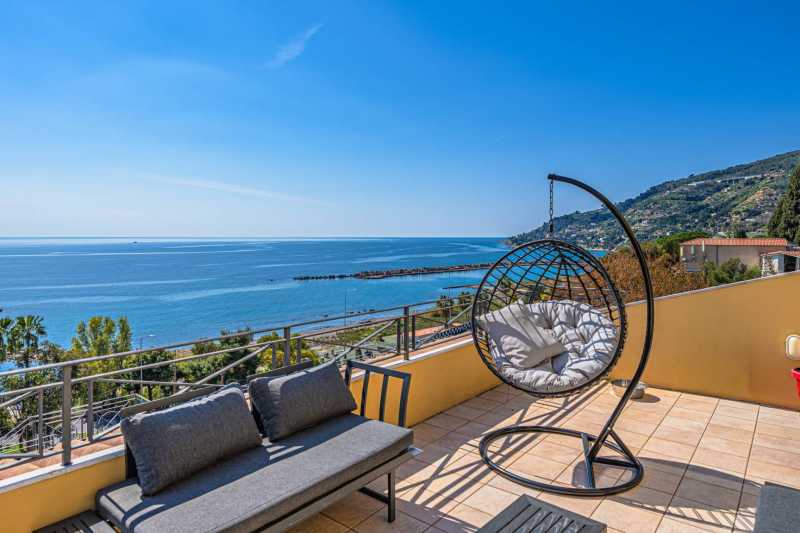 Se vende magnífica villa junto al mar en Ospedaletti.
