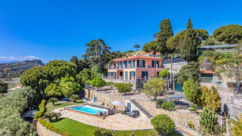 Se vende lujosa villa en Bordighera