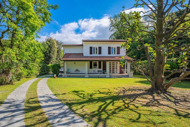 Se vende villa junto al mar en Massa
