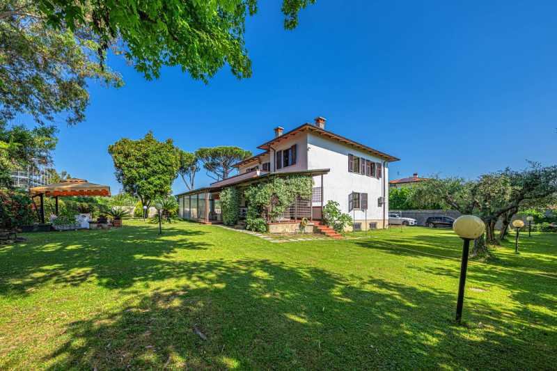 Villa de lujo en el mercado en Marina di Carrara