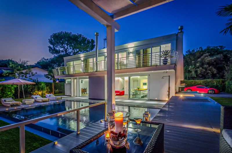 Villa nueva en venta cerca de la costa, cerca de Forte dei Marmi.