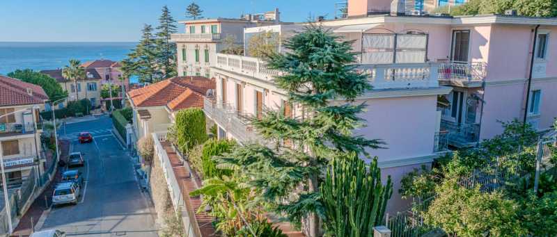 Apartamento junto al mar en Ospedaletti en venta