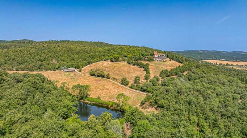 Castillo con complejo ecuestre y finca en venta en Toscana