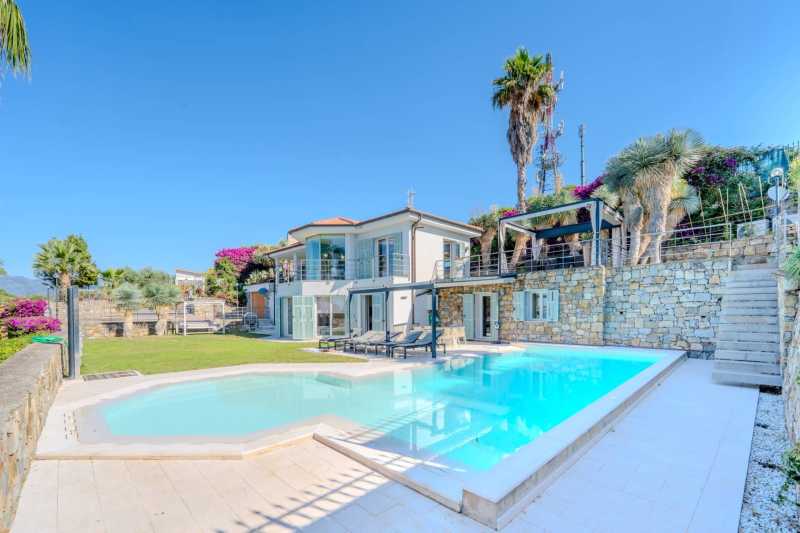 Villa Monet con piscina y magníficas vistas al mar en Bordighera