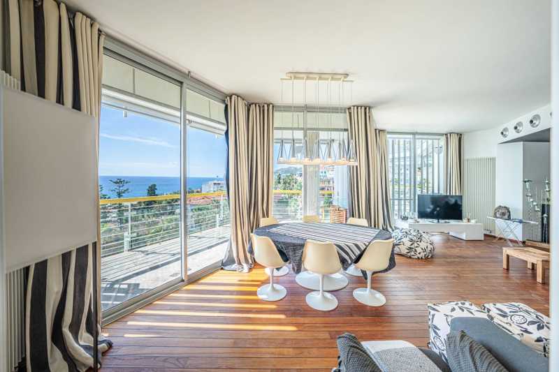 Se vende espectacular apartamento junto al mar en San Remo