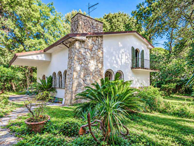 Espléndida villa en venta en Poveromo, a solo unos pasos del mar.