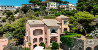 Villa en venta en primera línea de la costa en Liguria.