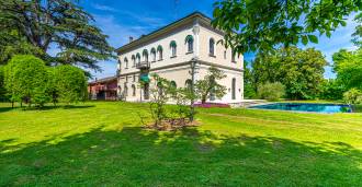 La villa en Ferrara con un estilo elegante.