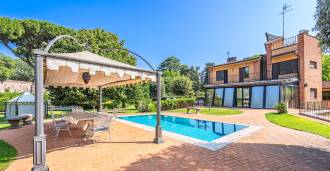 Villa con piscina en un elegante barrio de Roma.