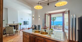 Histórica villa exclusiva frente al mar en Santa Marinella, Roma.