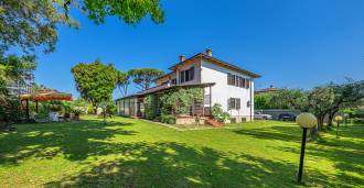 Villa de lujo en el mercado en Marina di Carrara