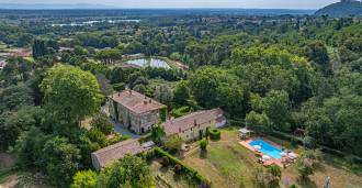 Villa con viñedos en Lucca en venta