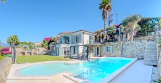 Villa Monet con piscina y magníficas vistas al mar en Bordighera