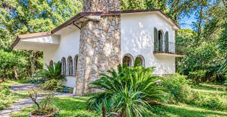 Espléndida villa en venta en Poveromo, a solo unos pasos del mar.