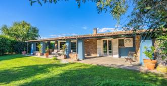 Terreno en venta de villa con piscina junto al mar en Pescia Romana