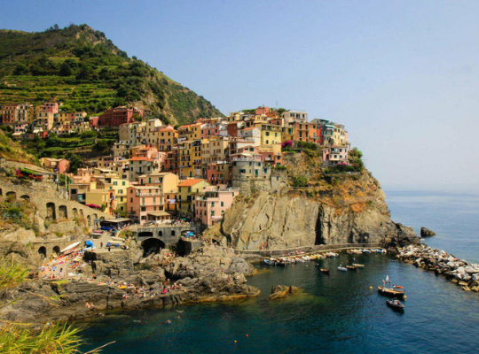 La mayoría de las ciudades de la costa de Liguria en Italia son tranquilas, tranquilas y con un poco de sueño.